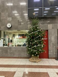 Χριστουγεννιάτικο δέντρο στο Μετρό Σύνταγμα